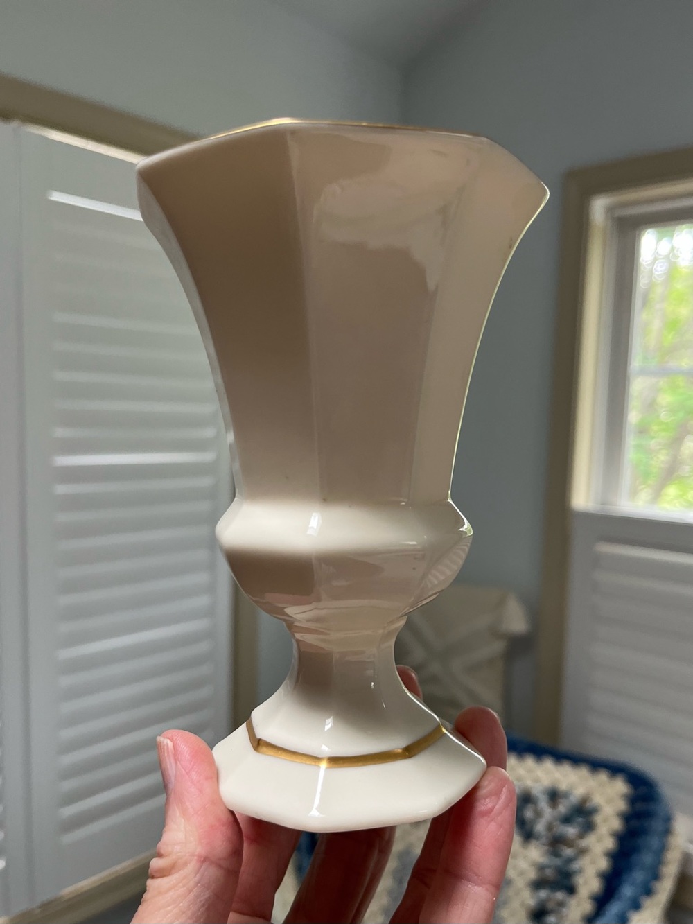 Lenox Vase Diana Octagonal
Multisided Pedestal Base
Cream gold accents